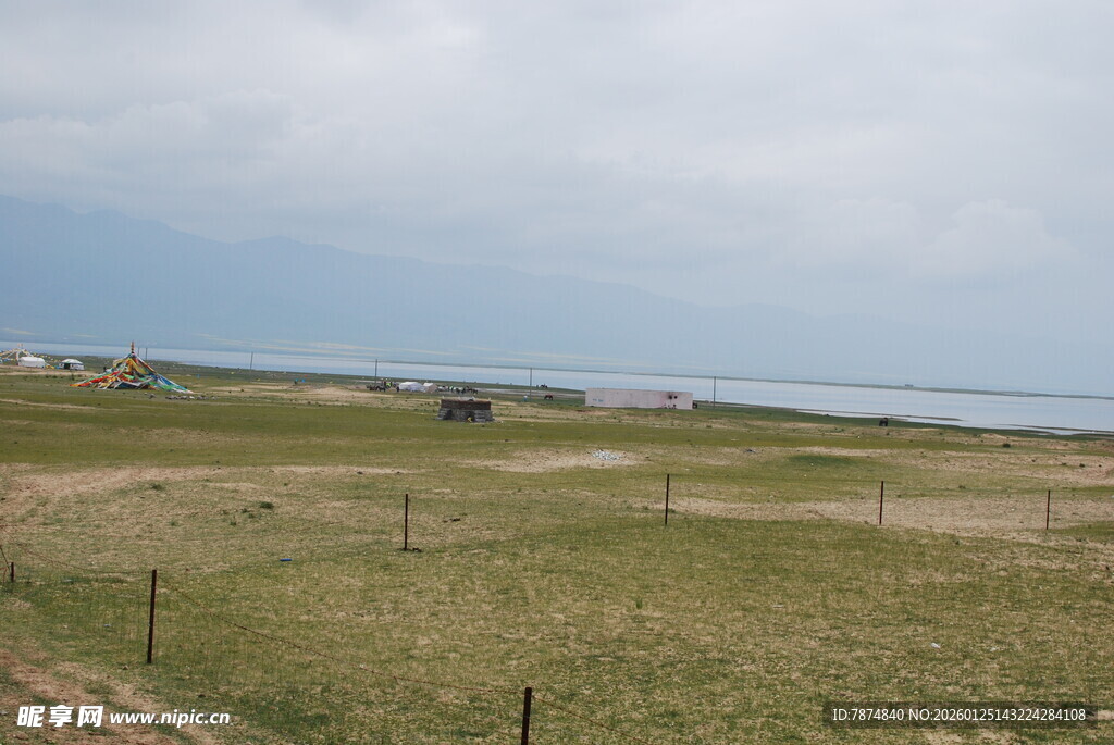 草原边的开阔景致