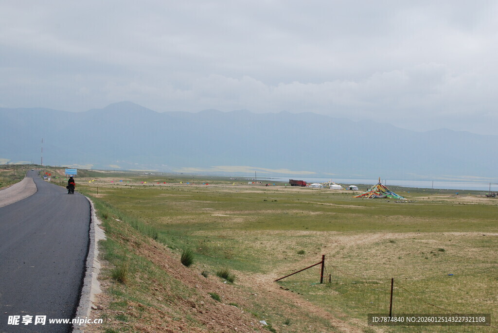 公路旁的开阔田园风光