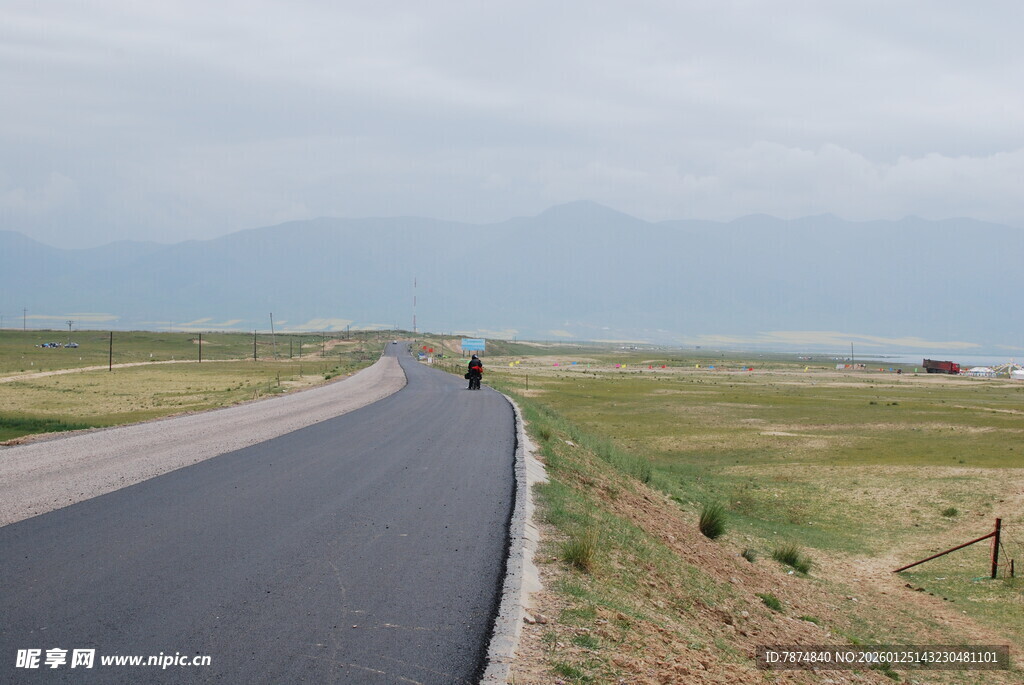 蜿蜒公路伸向远方