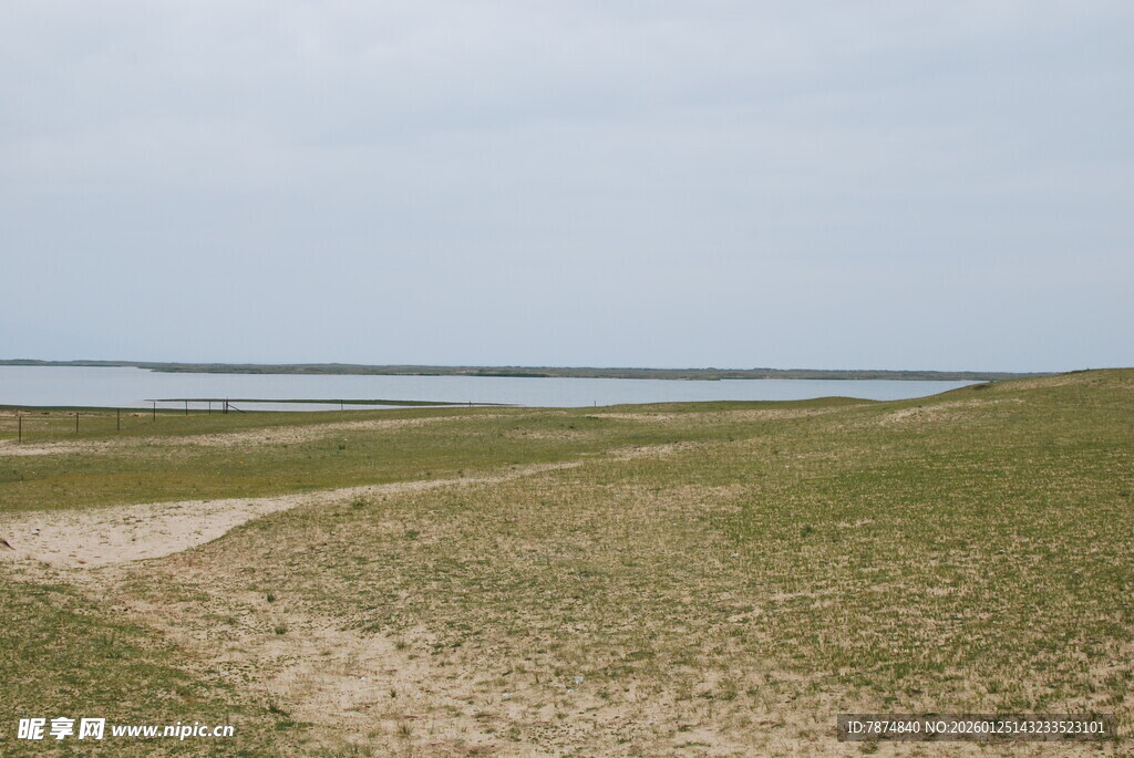 广袤草原与远处水域景观