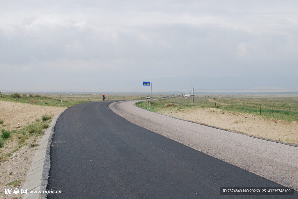 空旷公路延伸向远方