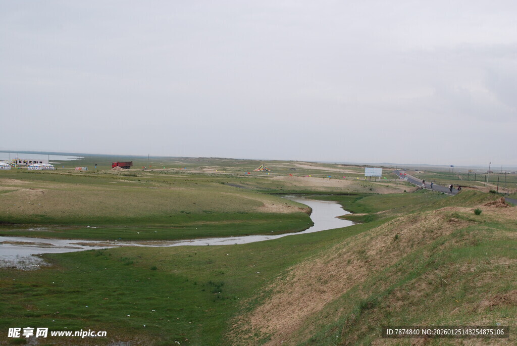 田园蜿蜒小河风景图
