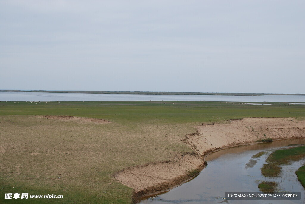 草原边的蜿蜒小河