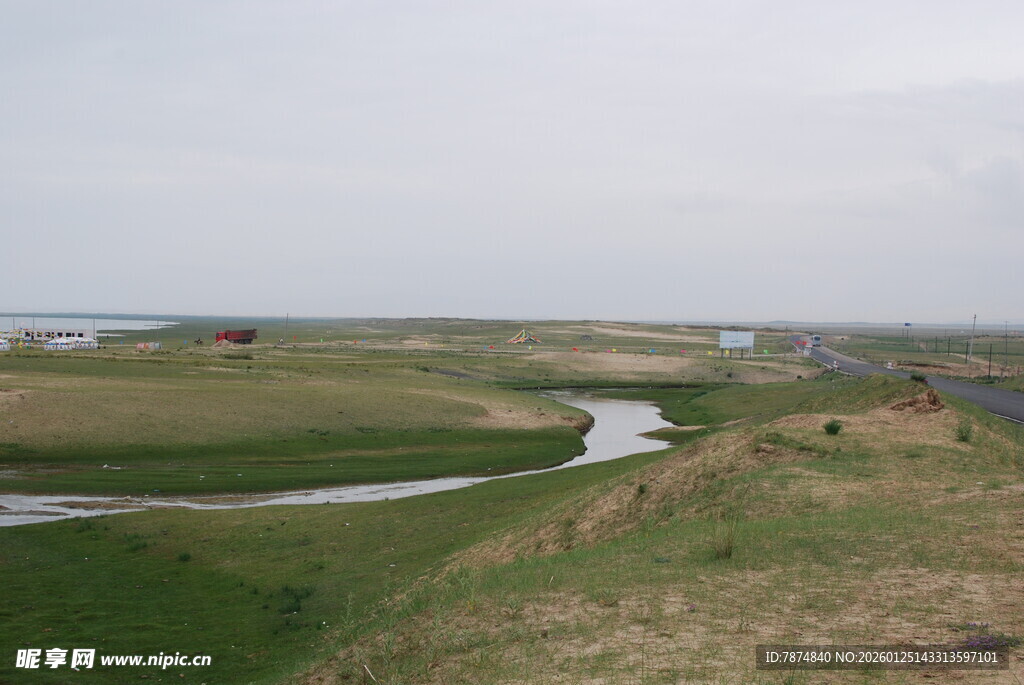 蜿蜒河畔的开阔田园风光