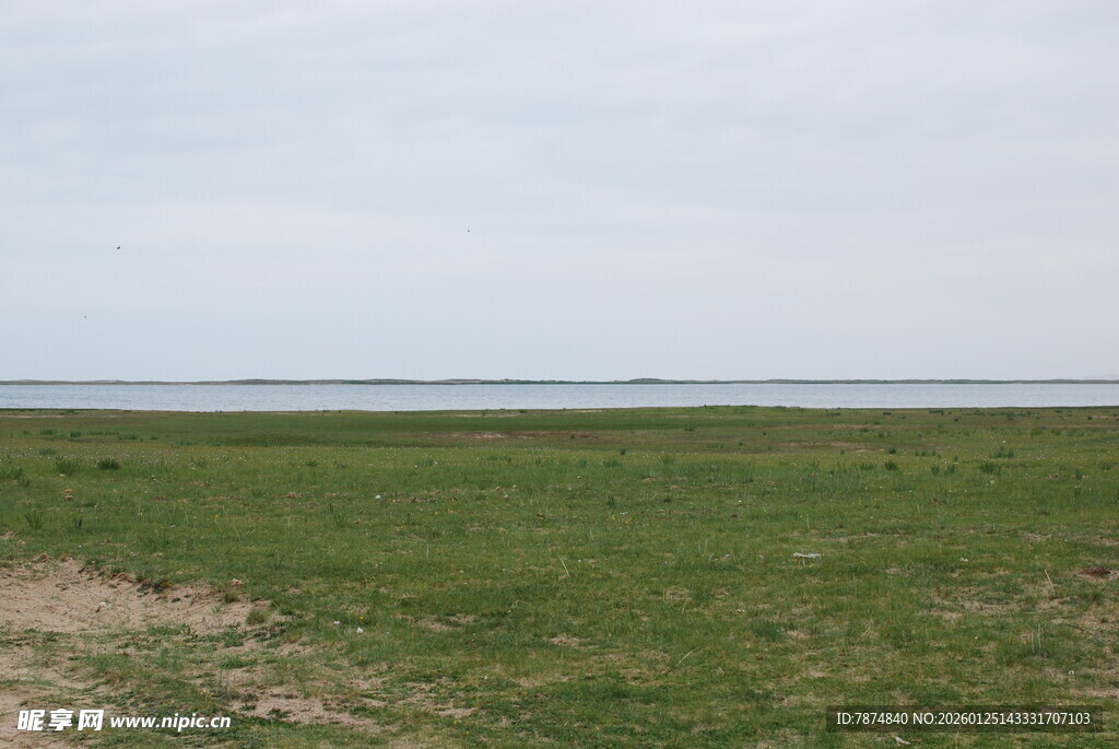 广袤草原与远处水域景观