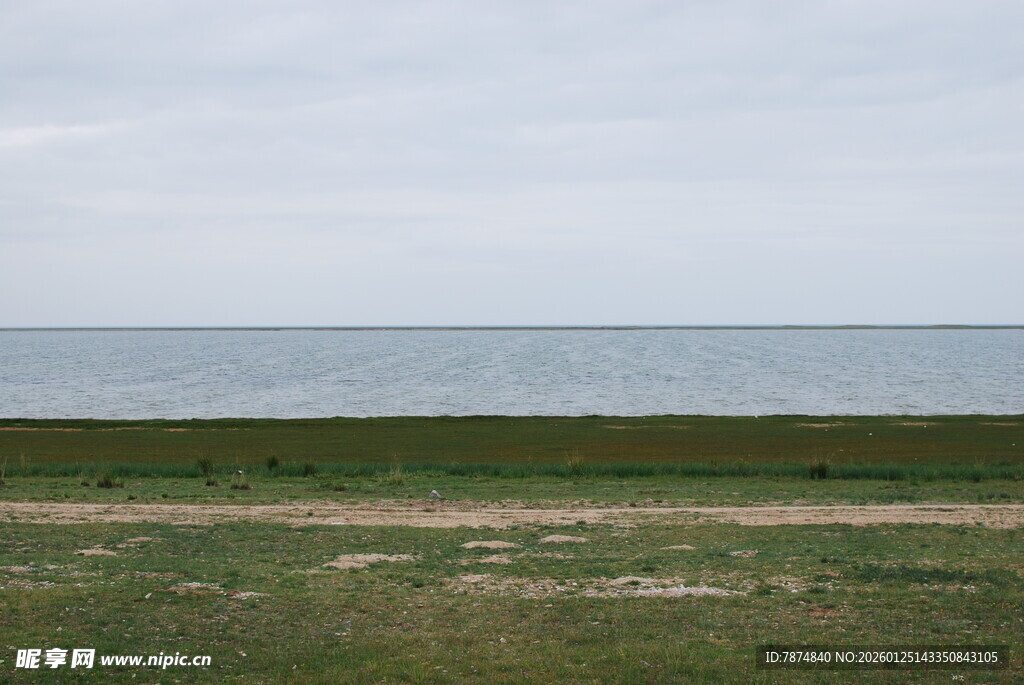 草原边的辽阔平静海面