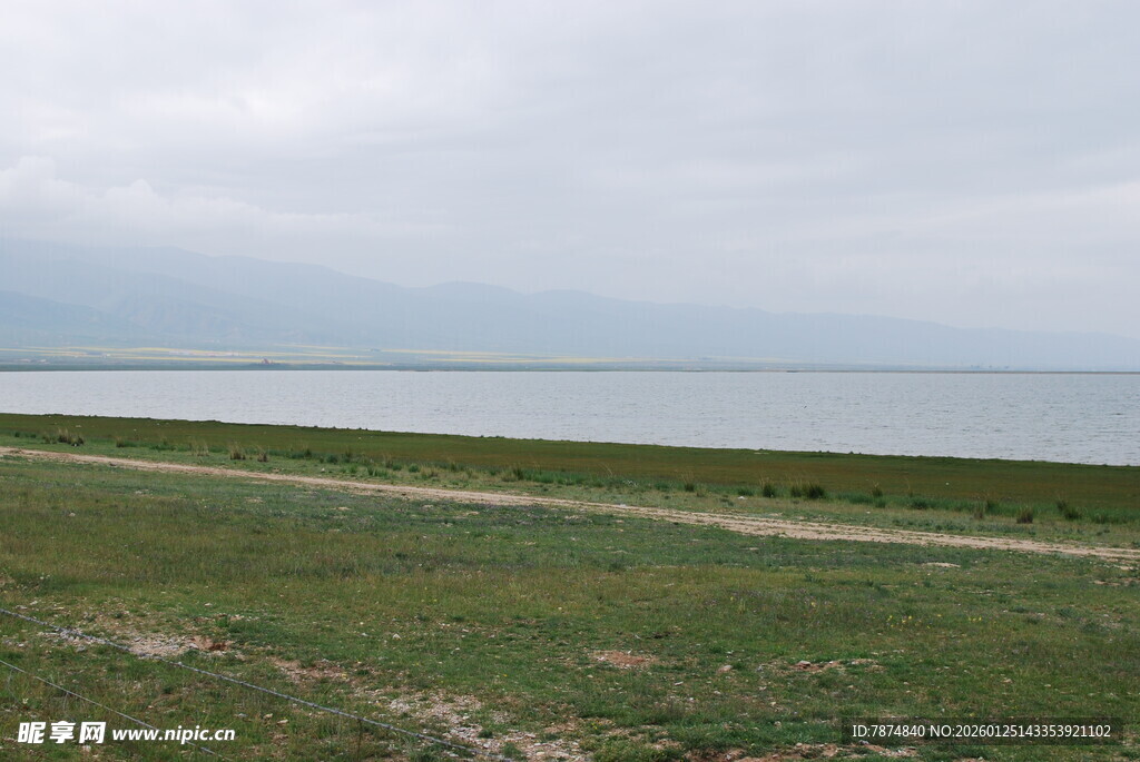 草原边的广阔水域景观