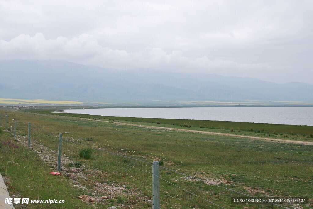 湖畔公路旁的开阔自然景致