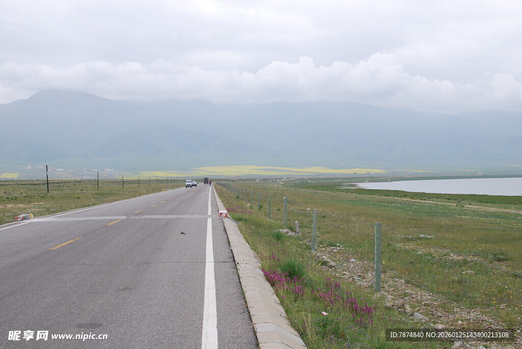 公路伸向远方的开阔风景