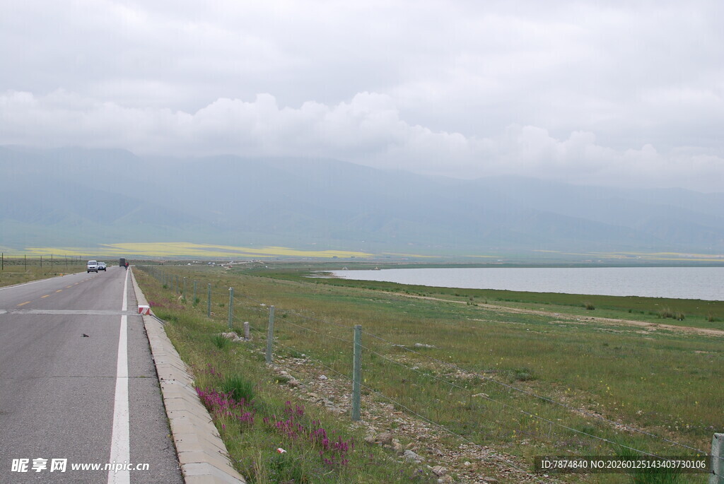 公路旁的开阔水域风景