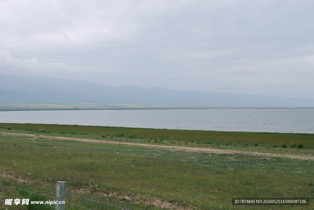 草原边的辽阔水域风光