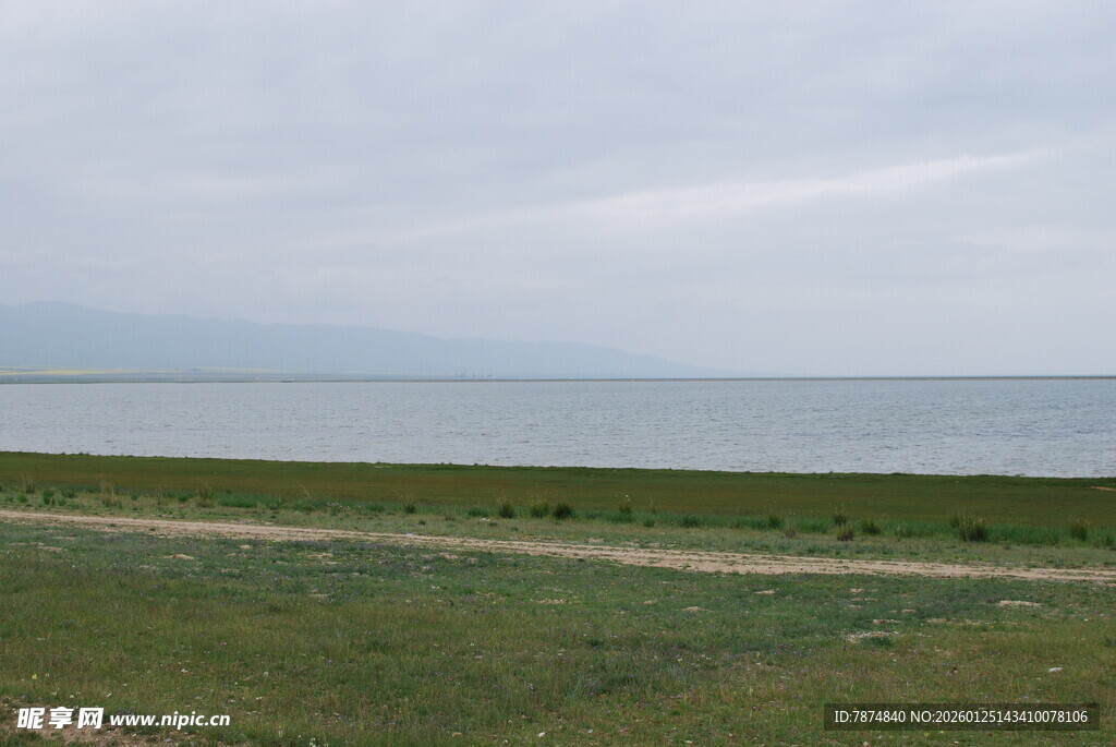 草原边的辽阔水域风光