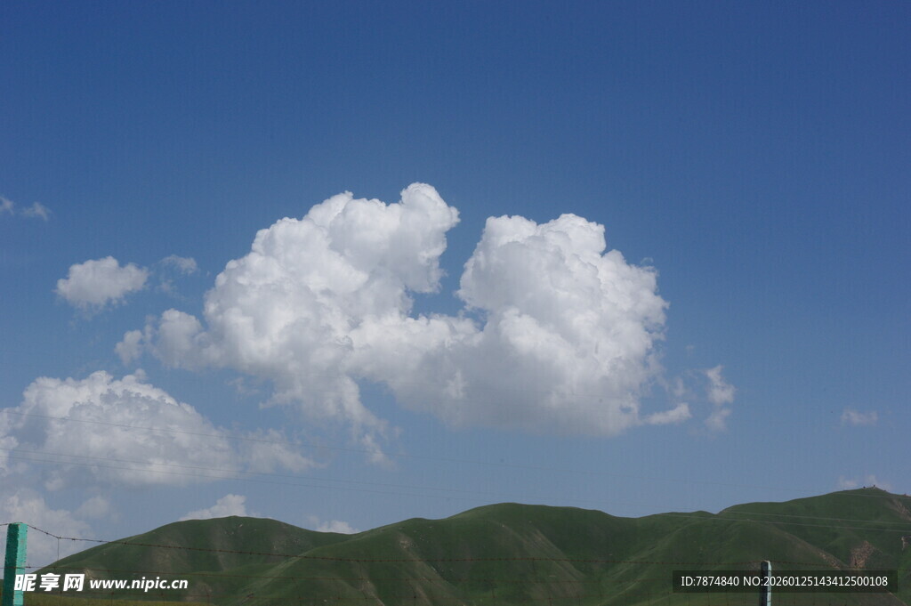 蓝天白云下的青山美景