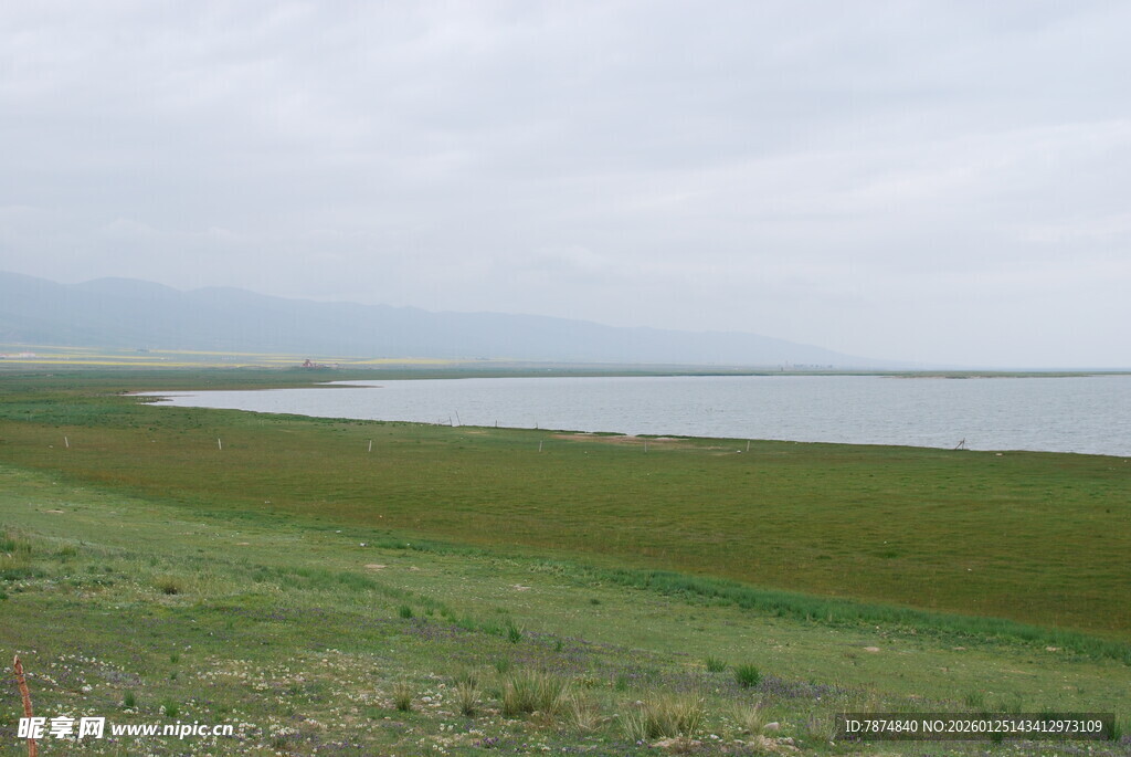 草原湖畔风光