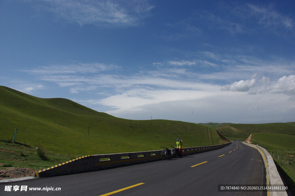 蜿蜒公路穿行于翠绿山丘