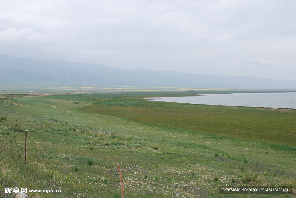 草原湖畔风光