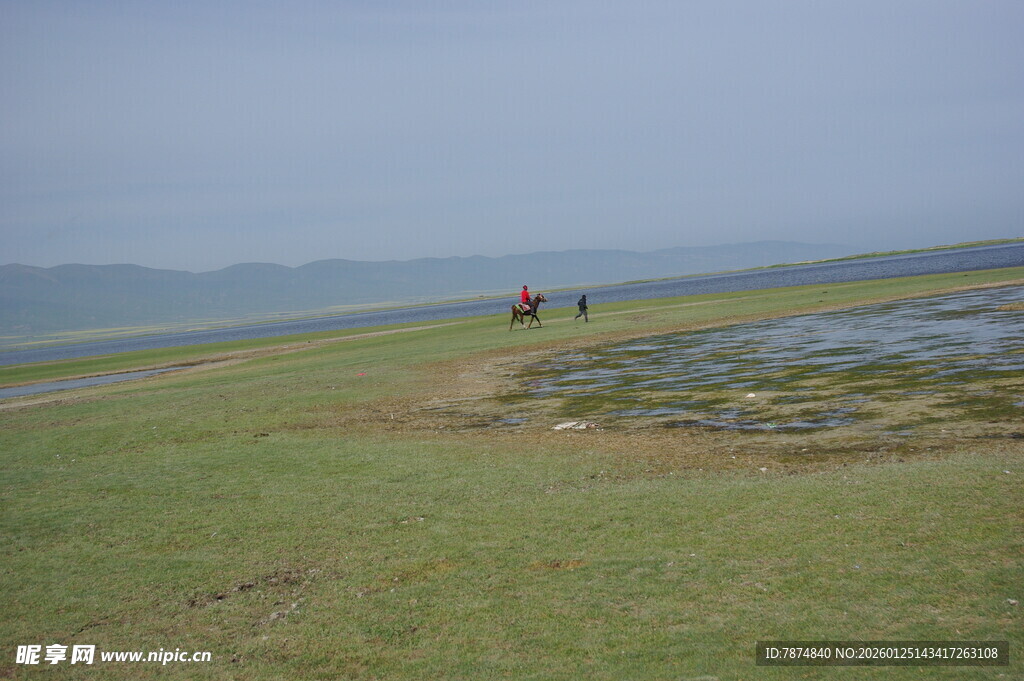 草原湖畔漫步风景
