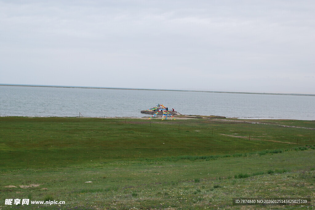 草原边的辽阔水域景观