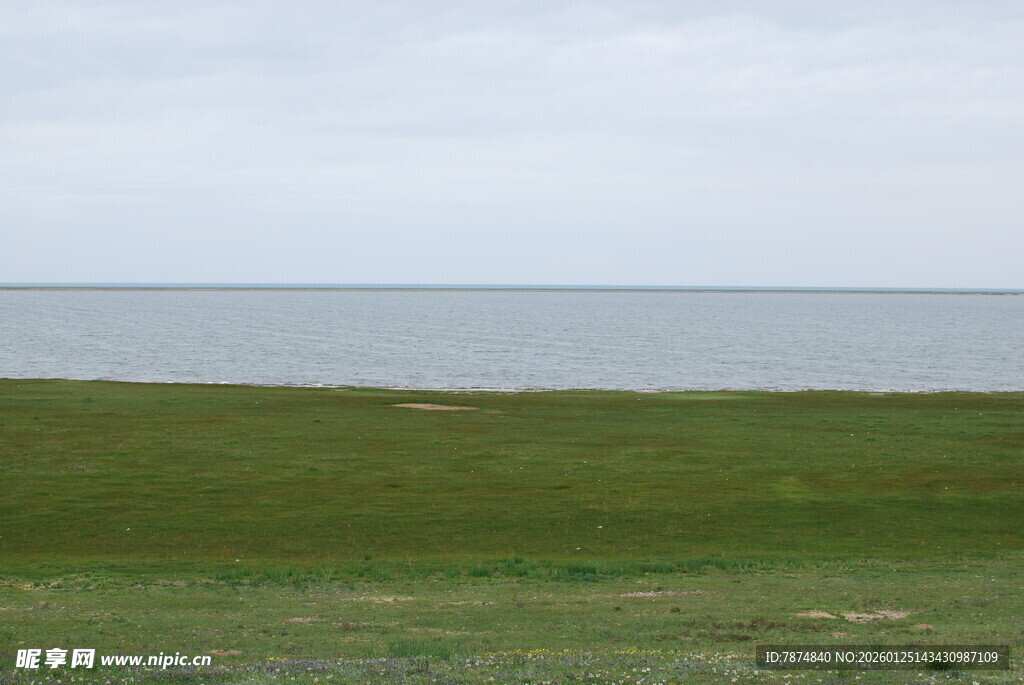草原湖畔风光