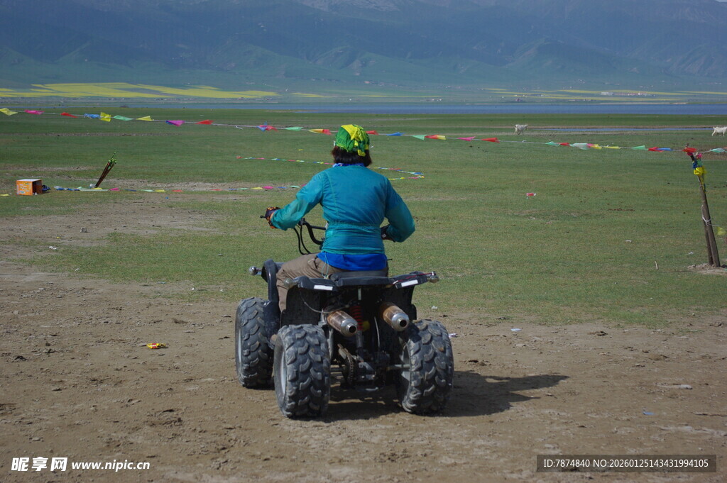 骑手驰骋于户外四轮摩托上
