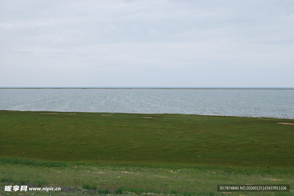 草原边的广阔水域