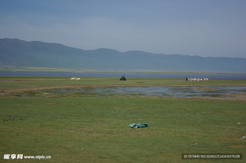 草原风光 远处山峦与水域