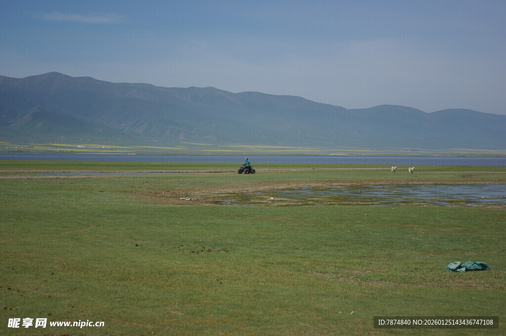 草原风光 远处山峦与车辆
