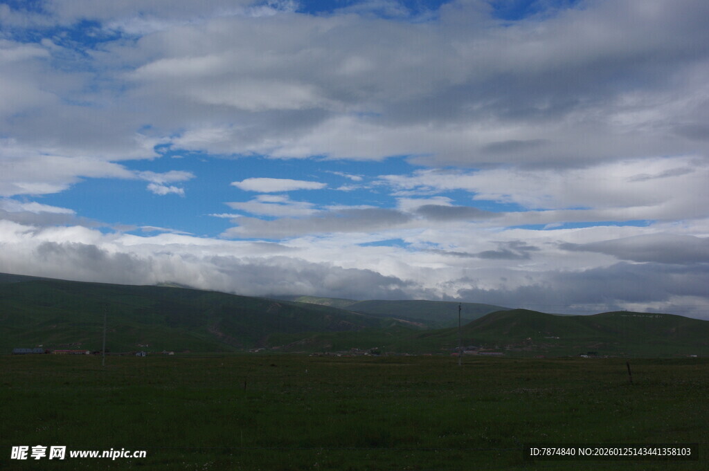 蓝天白云下的山峦景色