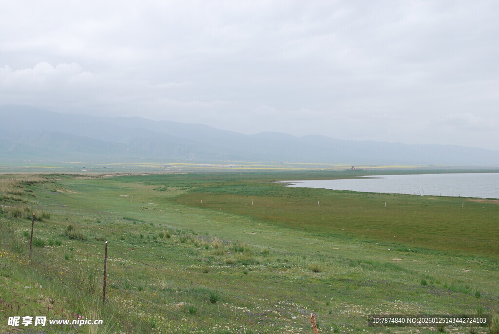 草原湖畔风光