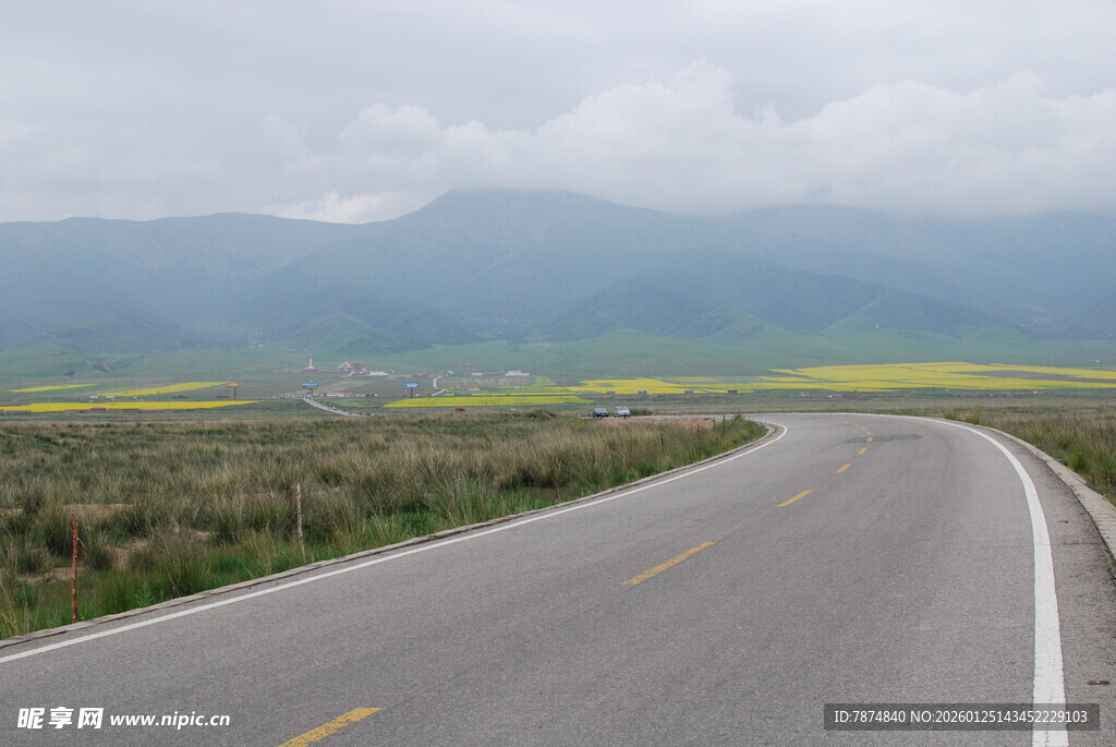 蜿蜒公路旁的田园风光