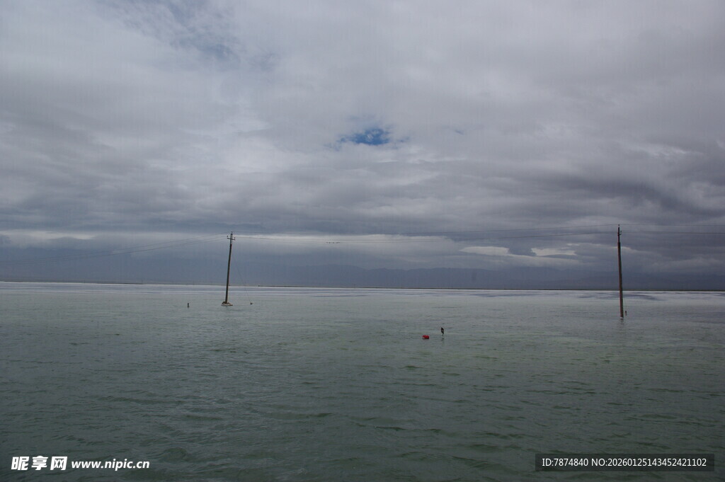 海上云雾中的孤立立柱