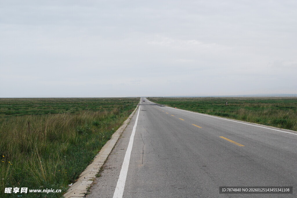旷野中的笔直公路