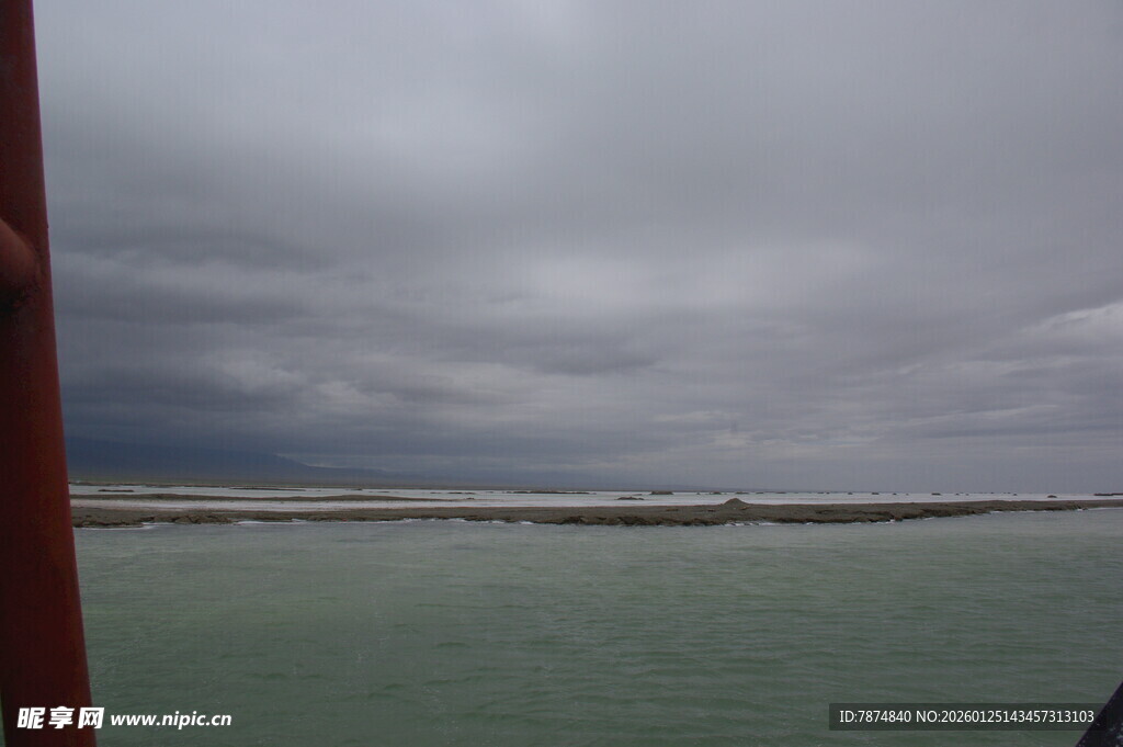 海上阴云密布的景象