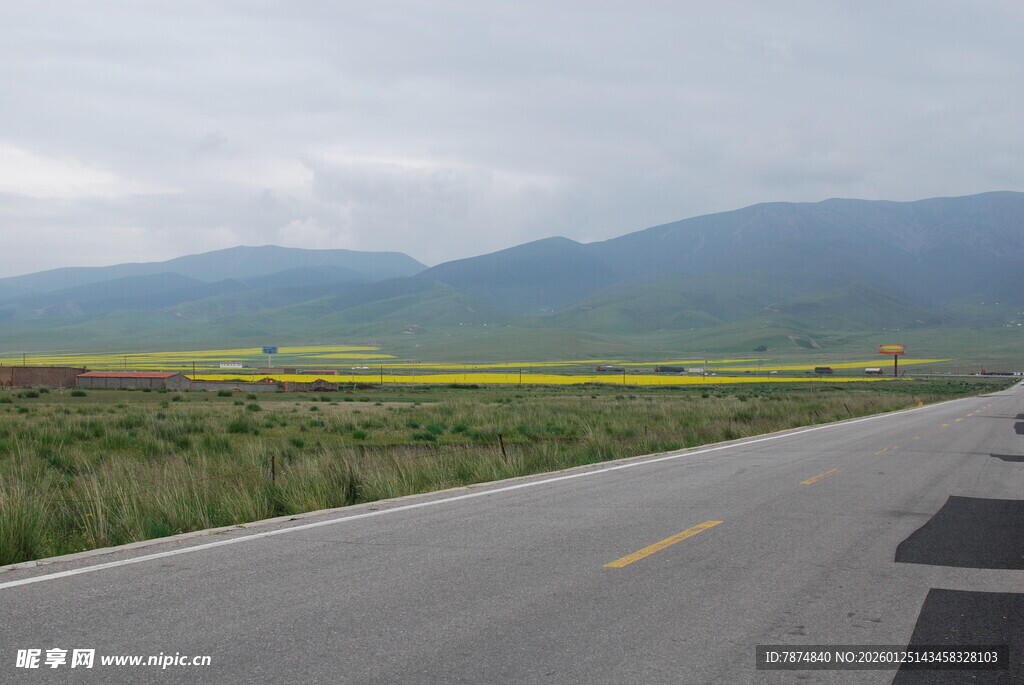 公路旁的田野与远山风景