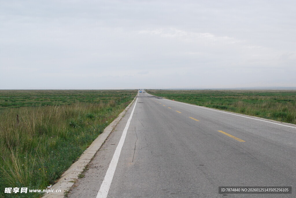 空旷公路伸向远方