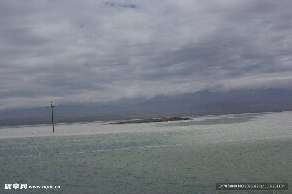 海边阴沉天空下的平静海面