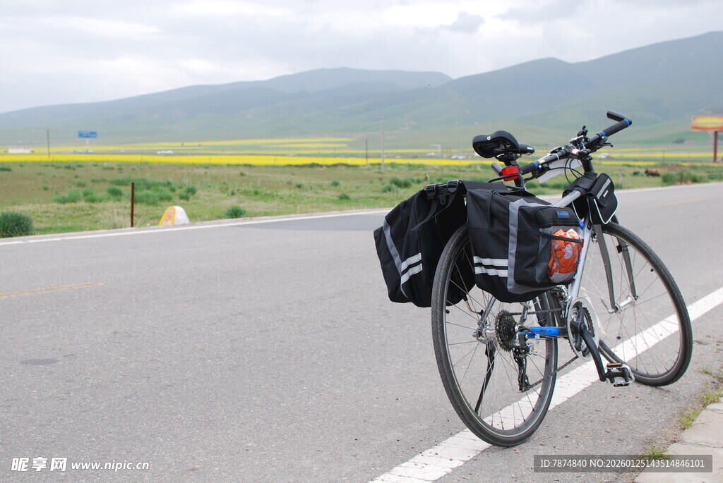 公路旁的骑行自行车