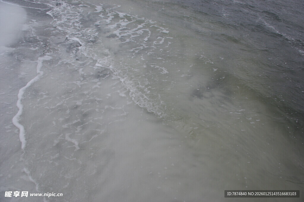 海浪拍打沙滩景象