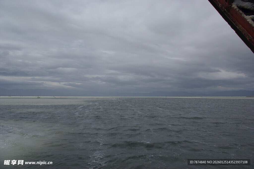 海上阴云密布的壮阔景象
