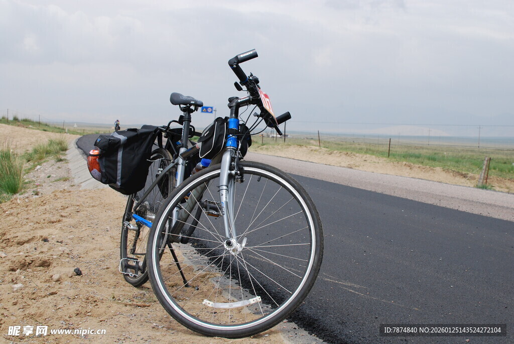 公路旁的骑行自行车