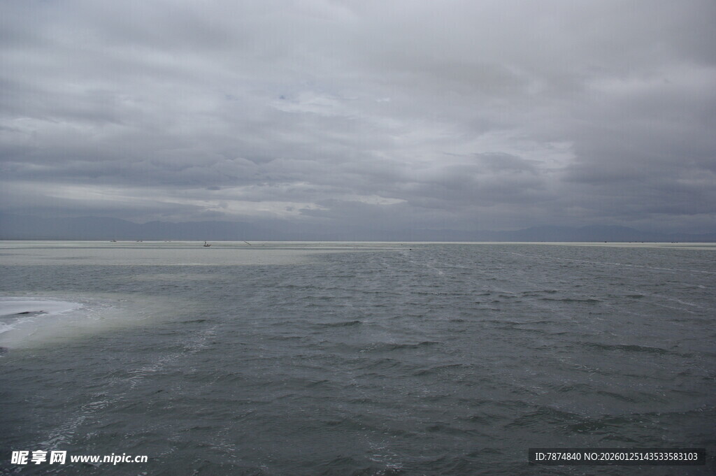 海上阴云密布的壮阔景象