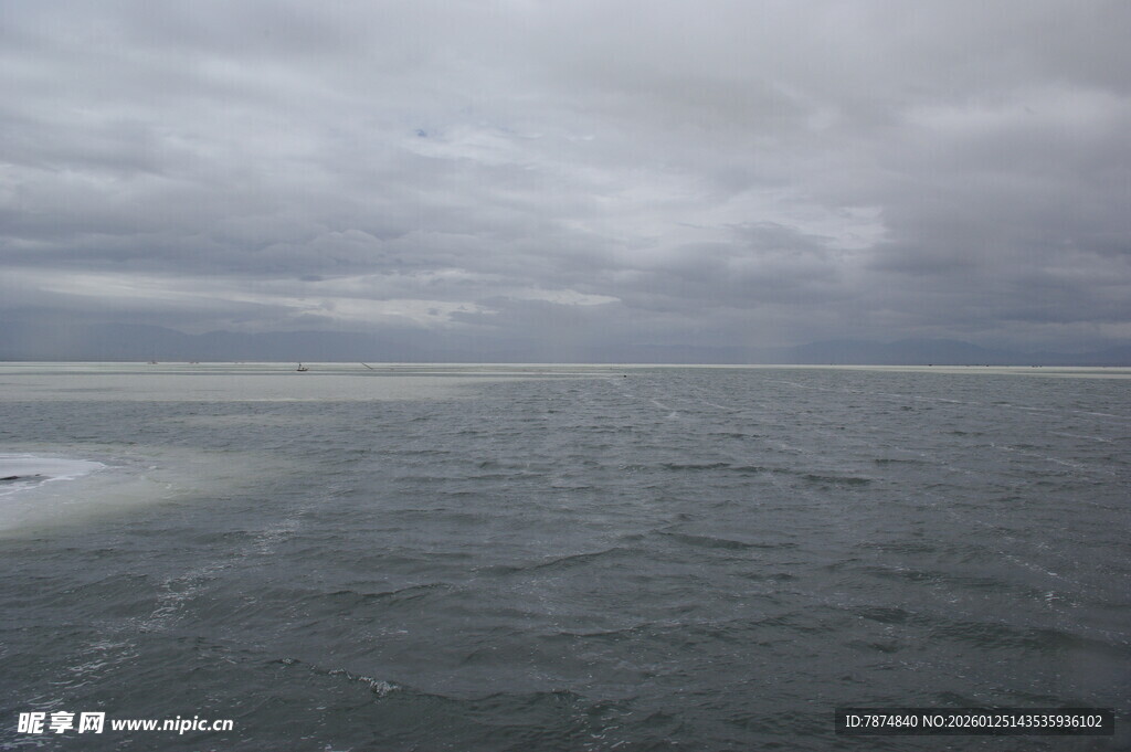 海上阴天景象