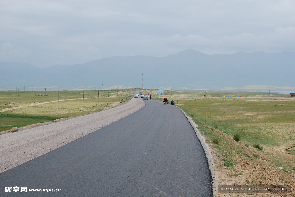 宽阔公路延伸至远方