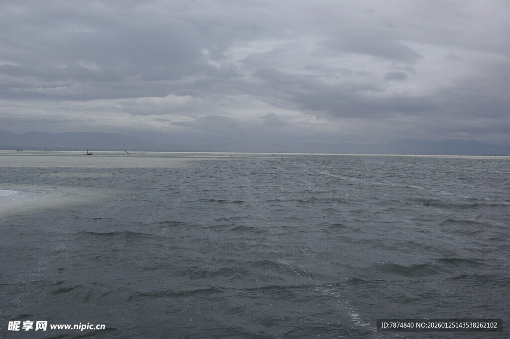 海上阴云密布的壮阔景象