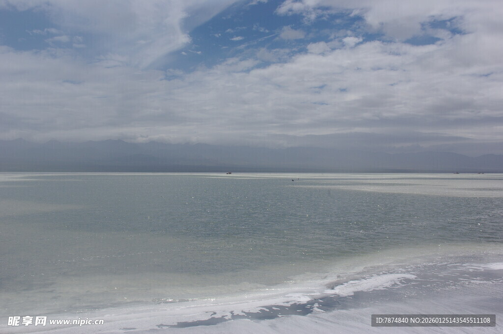 广阔盐湖与蓝天白云美景