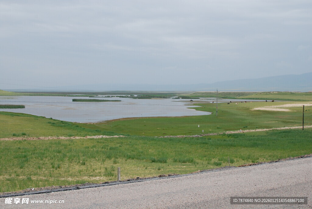 草原边的宁静湖泊风光
