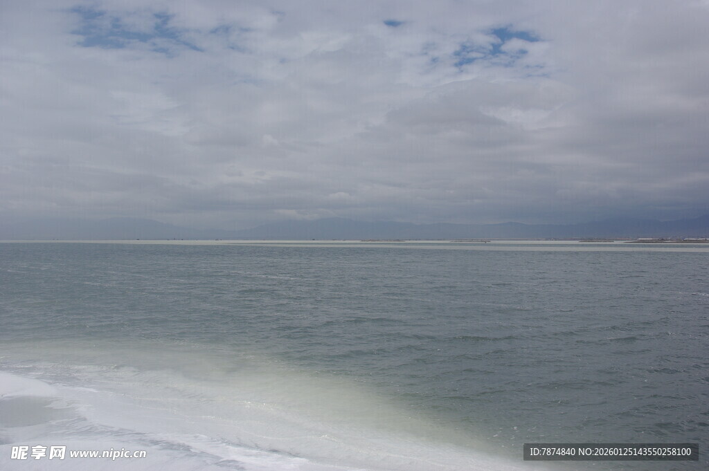 海上云雾缭绕的壮阔景象