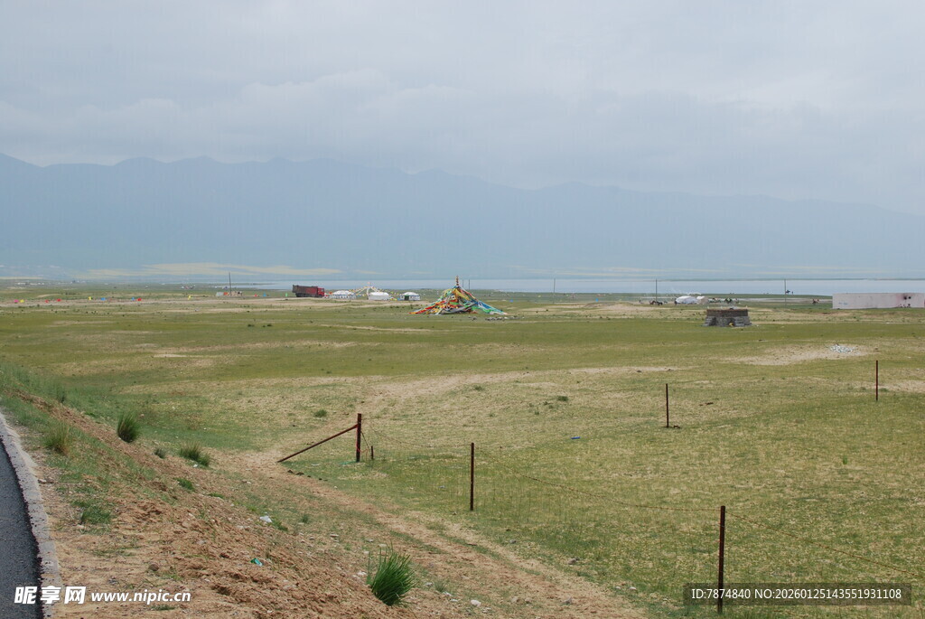 广袤草原边的公路风景