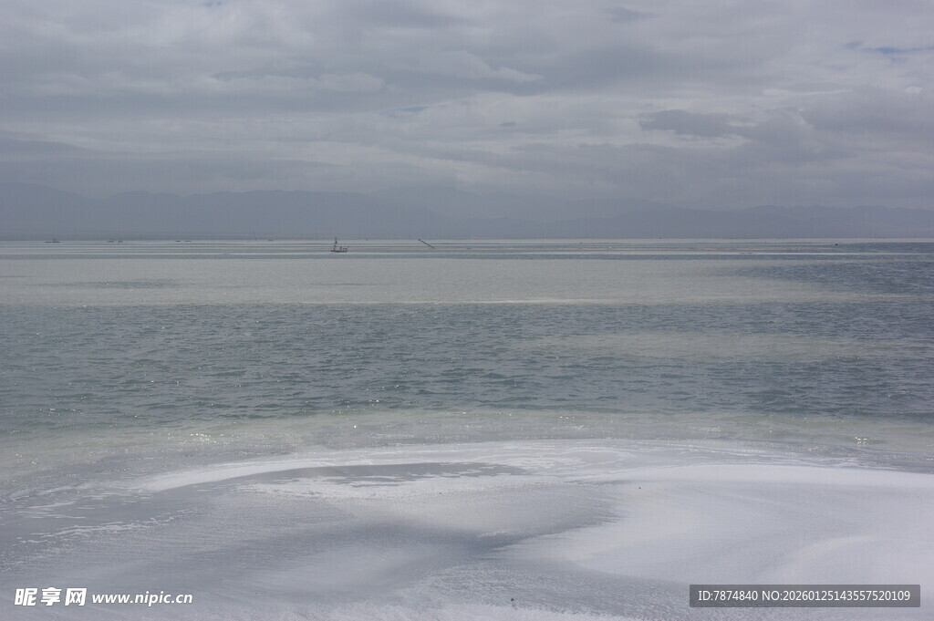 海上阴云密布的景象