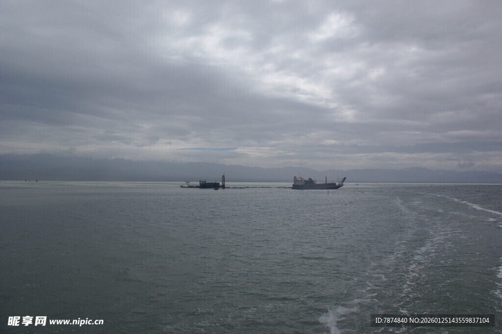 海上船只航行景象